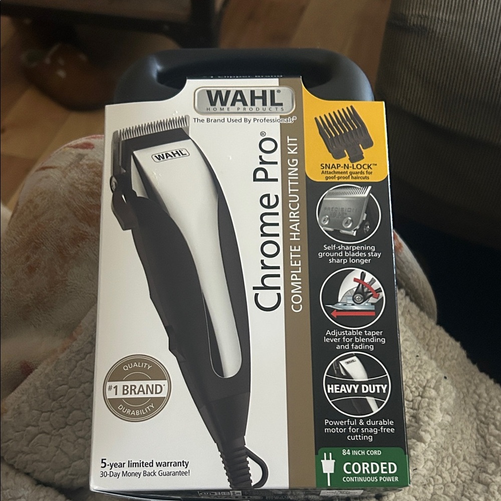 Wahl Chrome Pro Black and White Haircutting Kit